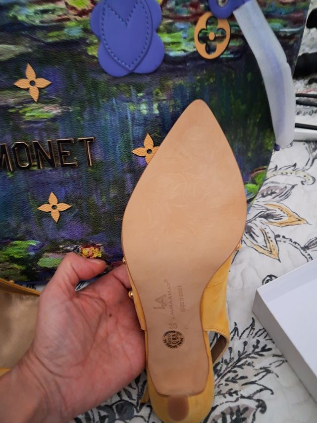 Sandalias Laura Amat doradas con tachuelas