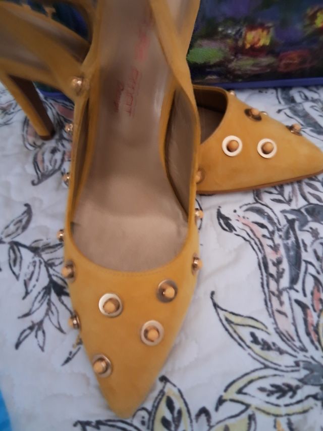 Sandalias Laura Amat doradas con tachuelas