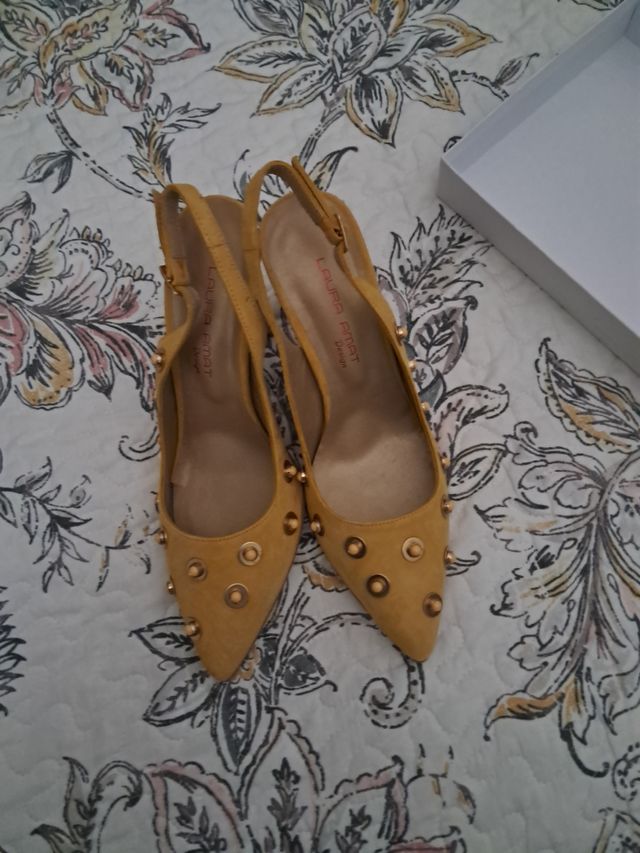 Sandalias Laura Amat doradas con tachuelas