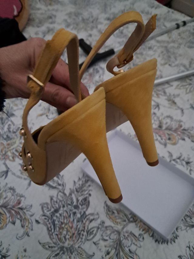 Sandalias Laura Amat doradas con tachuelas