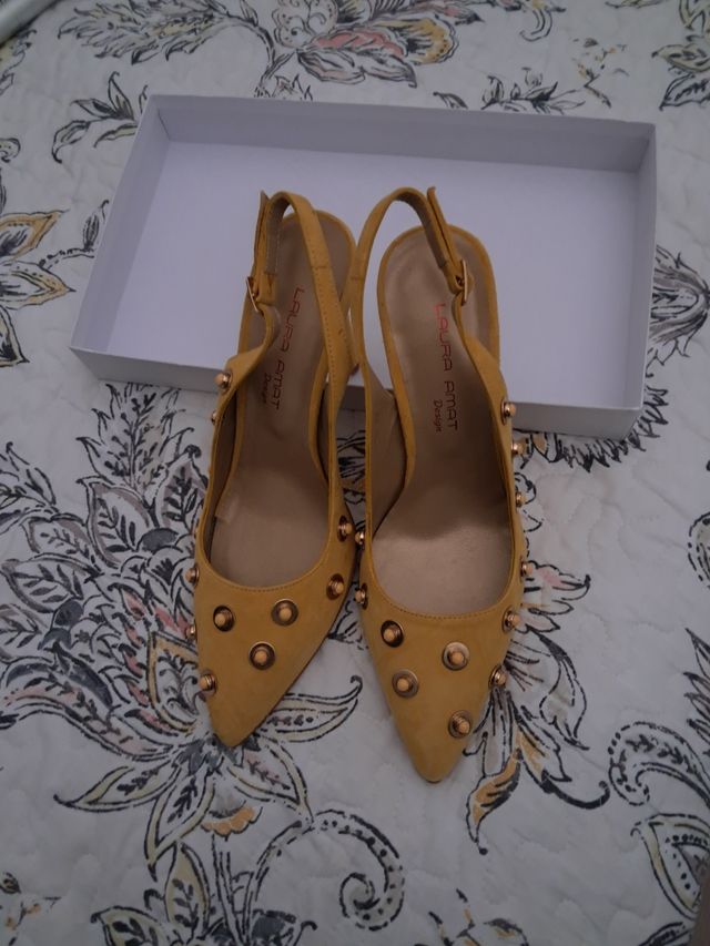 Sandalias Laura Amat doradas con tachuelas