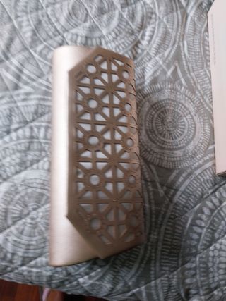 Sandalias doradas Prestigio y bolso a juego