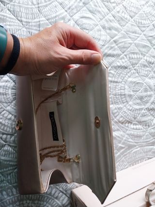 Sandalias doradas Prestigio y bolso a juego
