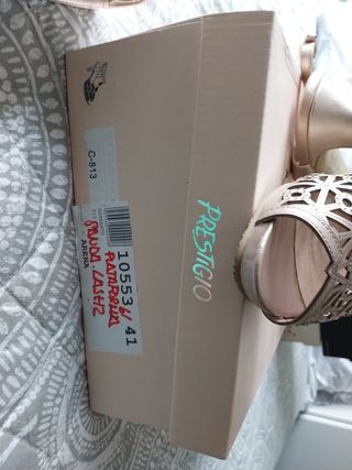 Sandalias doradas Prestigio y bolso a juego