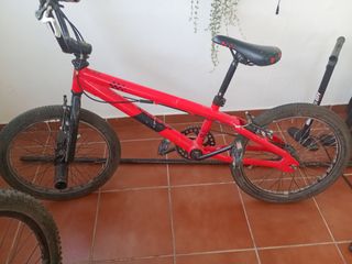 Bicicleta BMX Roja