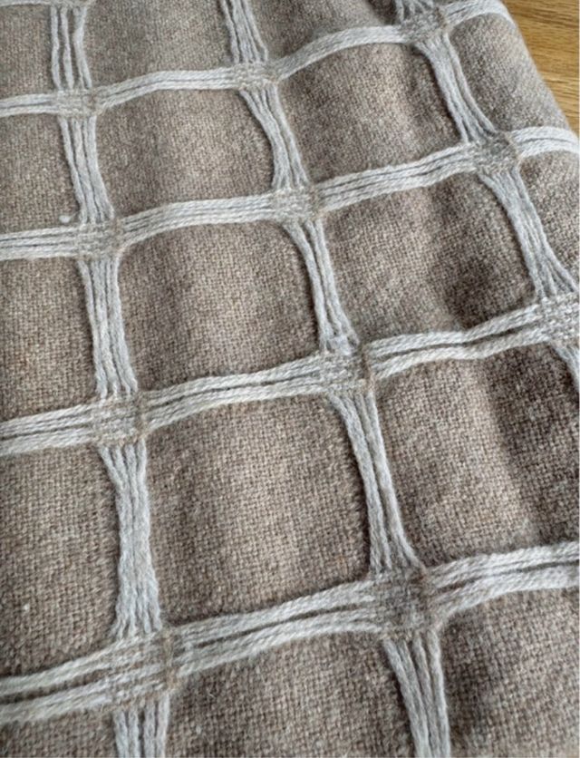 Manta beige de tejido con flecos