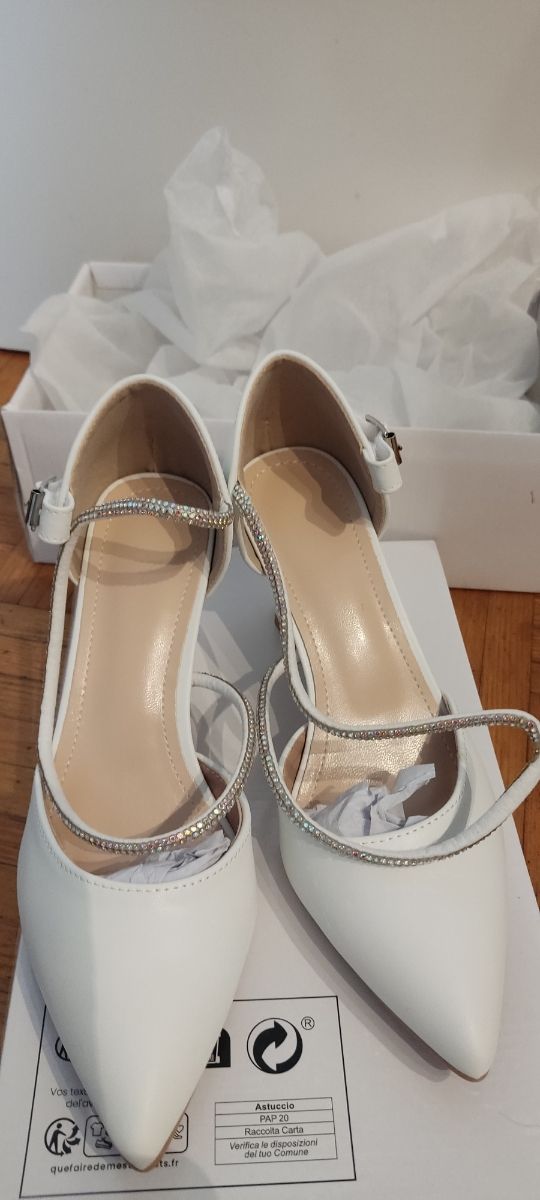 Zapatos de boda blancos con pedrería