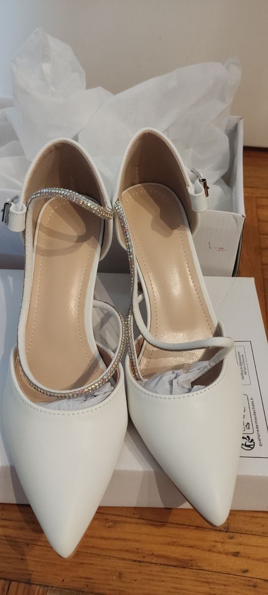 Zapatos de boda blancos con pedrería