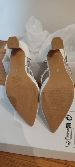 Zapatos de boda blancos con pedrería