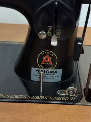 Máquina de coser Alfa original con mueble