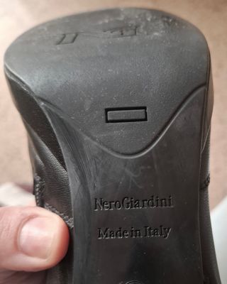 Botines de tacón negros de piel.
Altisima calidad
