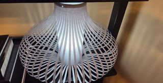 Lámpara de tela y metal beige/blanca