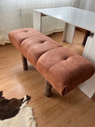 2 panche: pelle scamosciata e legno imbottito