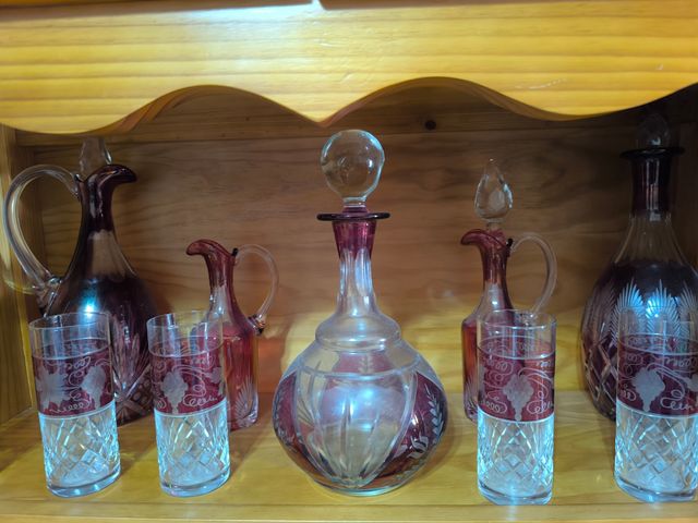 Juego de copas y jarras de cristal