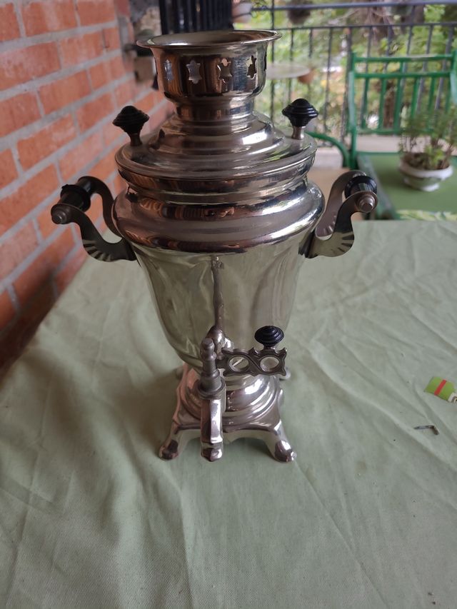 Samovar de té metálico