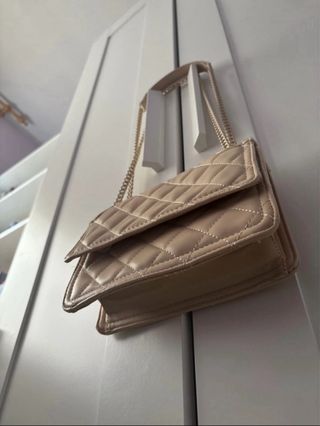 Bolso beige acolchado con cadena del mismo color