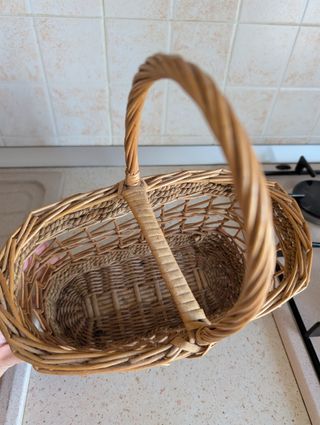 Cesto in vimini intrecciato con manico