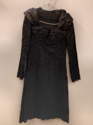 Elegante vestido negro de fiesta con brillantes.