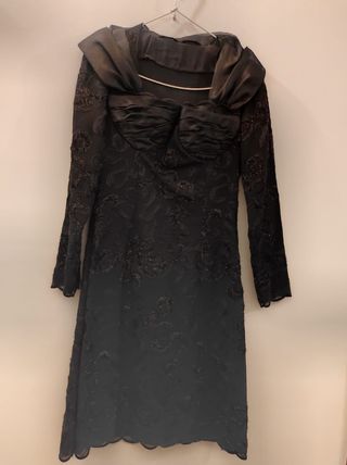 Elegante vestido negro de fiesta con brillantes.