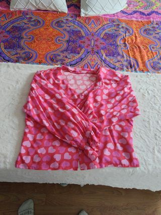 Blusa rosa y roja con corazones