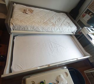 Cama juvenil con cajones, mesa estudio y librería.