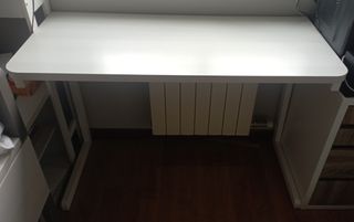 Cama juvenil con cajones, mesa estudio y librería.