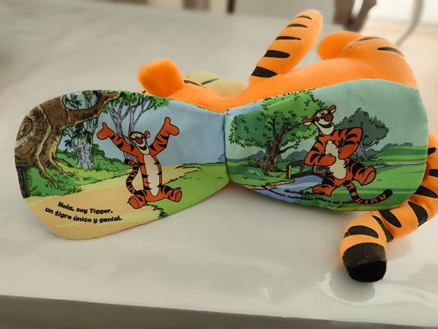 Peluche Tigger con libro blandito