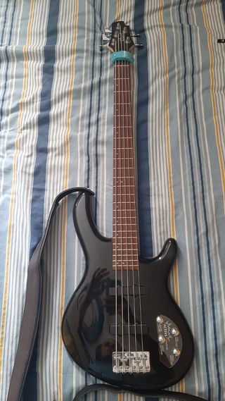 Bajo Cort 5 cuerdas negro + funda