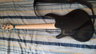 Bajo Cort 5 cuerdas negro + funda