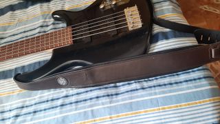 Bajo Cort 5 cuerdas negro + funda