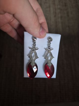 Pendientes largos rojos y plateados