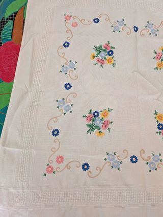 Set centrini/centrotavola ricamati floreali