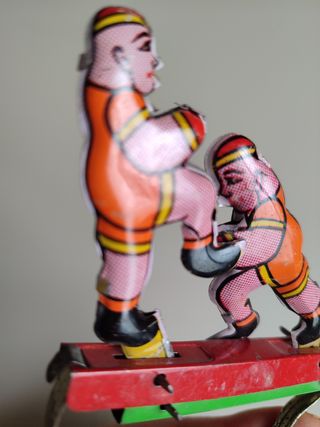 Set di figurine antiche in latta
