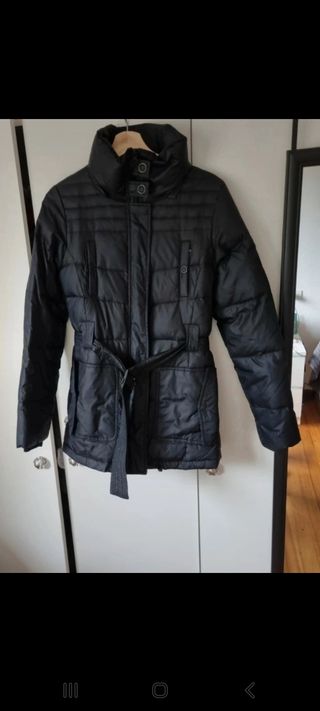 Plumífero negro con cinturón