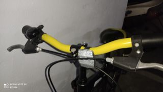 Bici niño negra, blanca y amarilla
