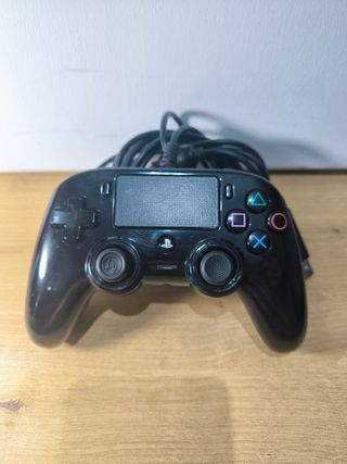 Mando Nacon con cable Playstation 4