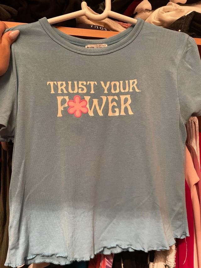 Top Bershka Azul con Flor Rosa Talla XS