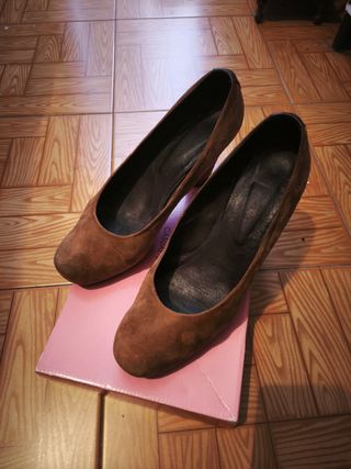 Zapatos de tacón ante camel