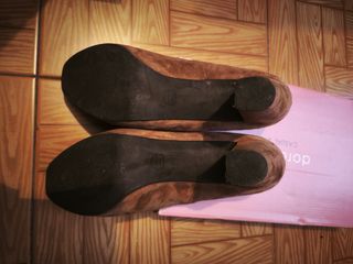 Zapatos de tacón ante camel