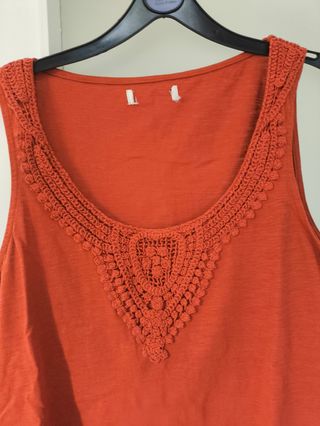 Camiseta tirantas con bordados naranja