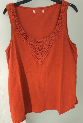 Camiseta tirantas con bordados naranja