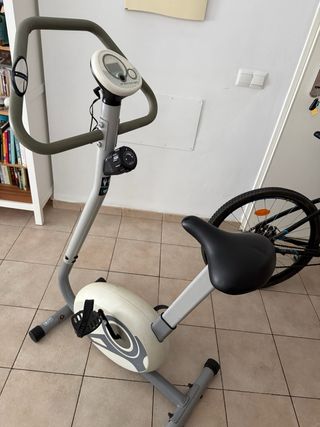 Bicicleta Estática Gris y Blanca