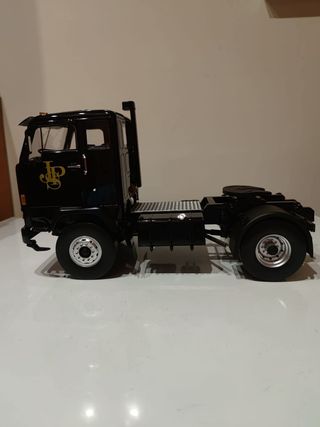 Camión Volvo 1/18 + camión Man 