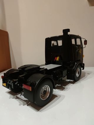 Camión Volvo 1/18 + camión Man 