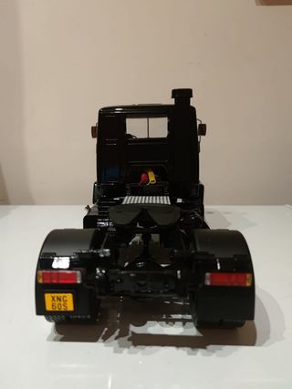 Camión Volvo 1/18 + camión Man 