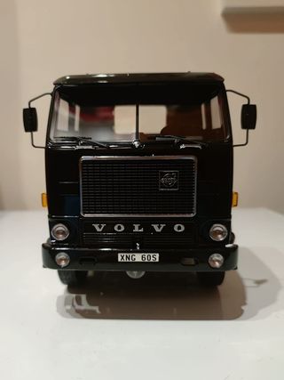 Camión Volvo 1/18 + camión Man 