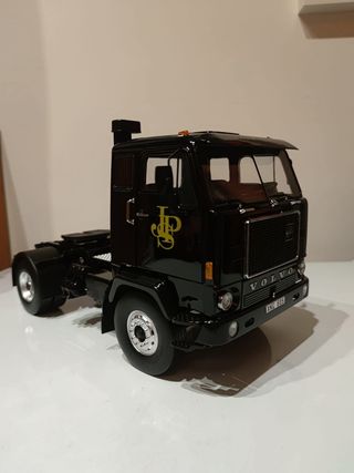 Camión Volvo 1/18 + camión Man 