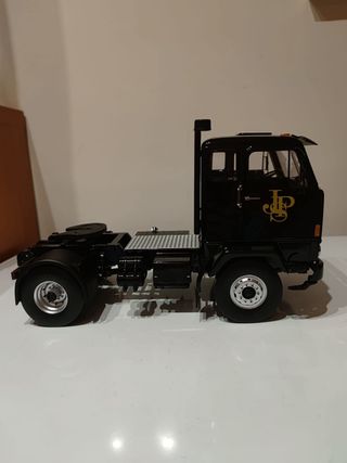 Camión Volvo 1/18 + camión Man 