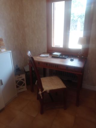 Scrivania coloniale e sedia in teak.
