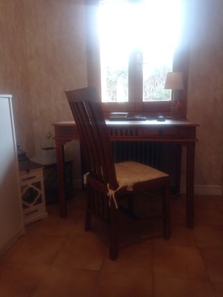 Scrivania coloniale e sedia in teak.